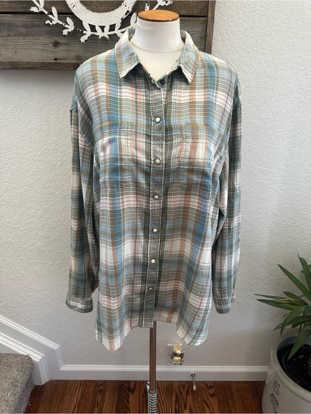 American Eafle outfitters soft plaid snap front flannel size large